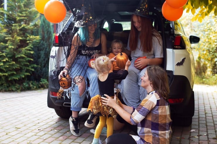 cheerful-mothers-with-kids-playing-by-car_1048944-4738606.jpg
